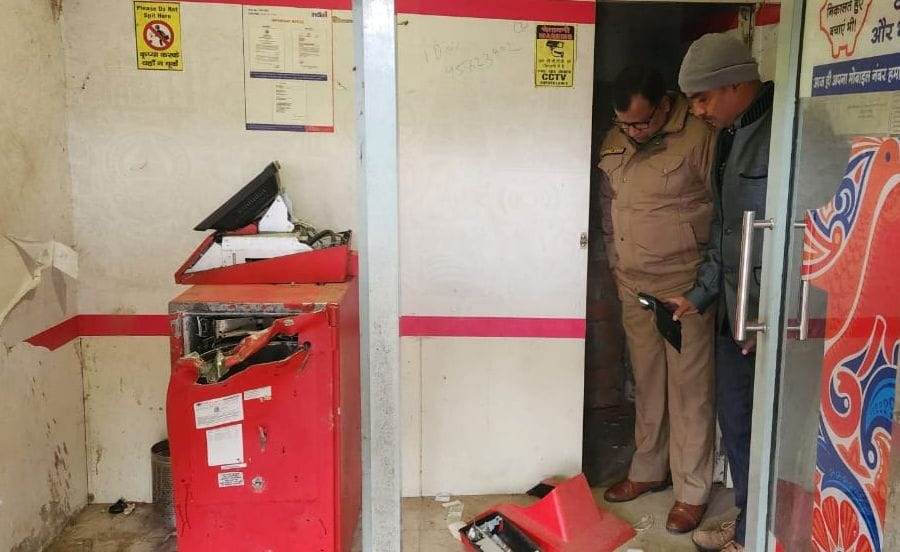 Siddharthnagar News: Thieves vandalized ATM, police engaged in investigation