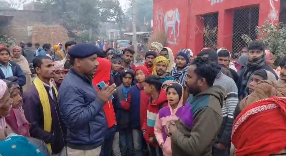 Muzaffarpur Bihar news :young died under suspicious circumstances family members held accused hostage
