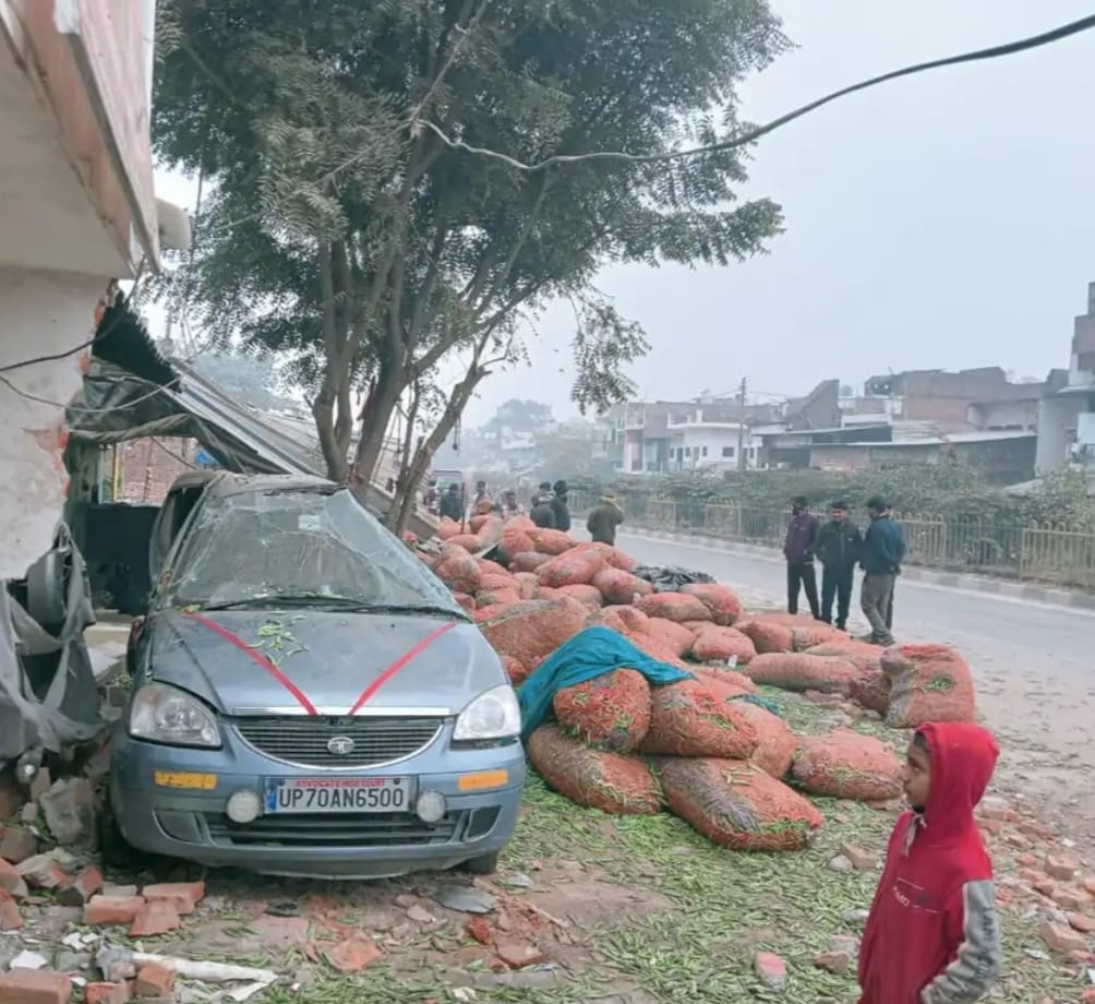 A DCM truck loaded with peas overturned after going out of control; people carried away the sacks of peas