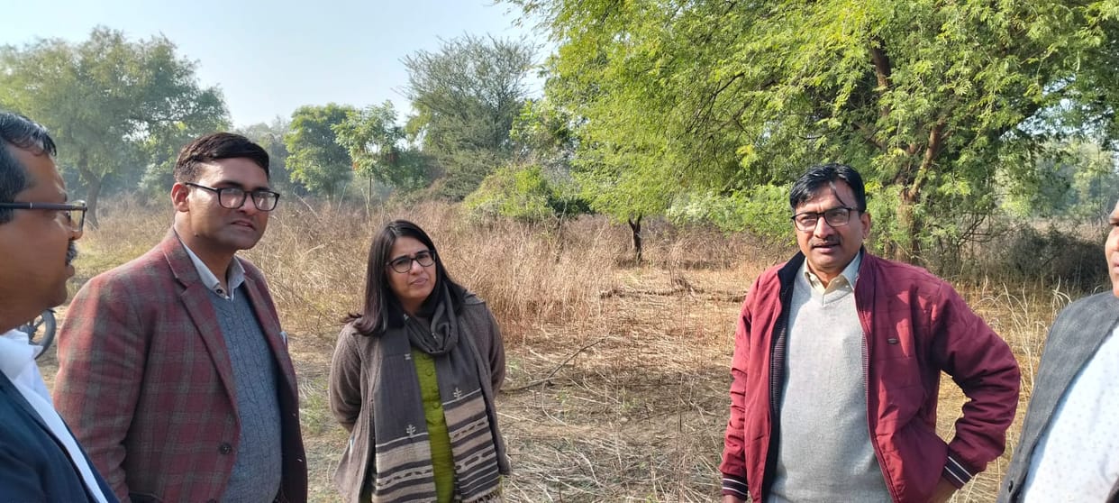 Director Vandana visited Nahar block and inquired about the facilities in the schools.