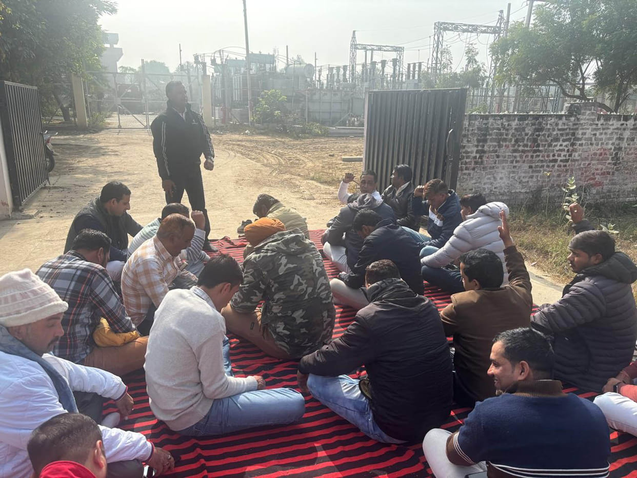 Electricity workers staged a symbolic hunger strike to protest the online transfer policy.