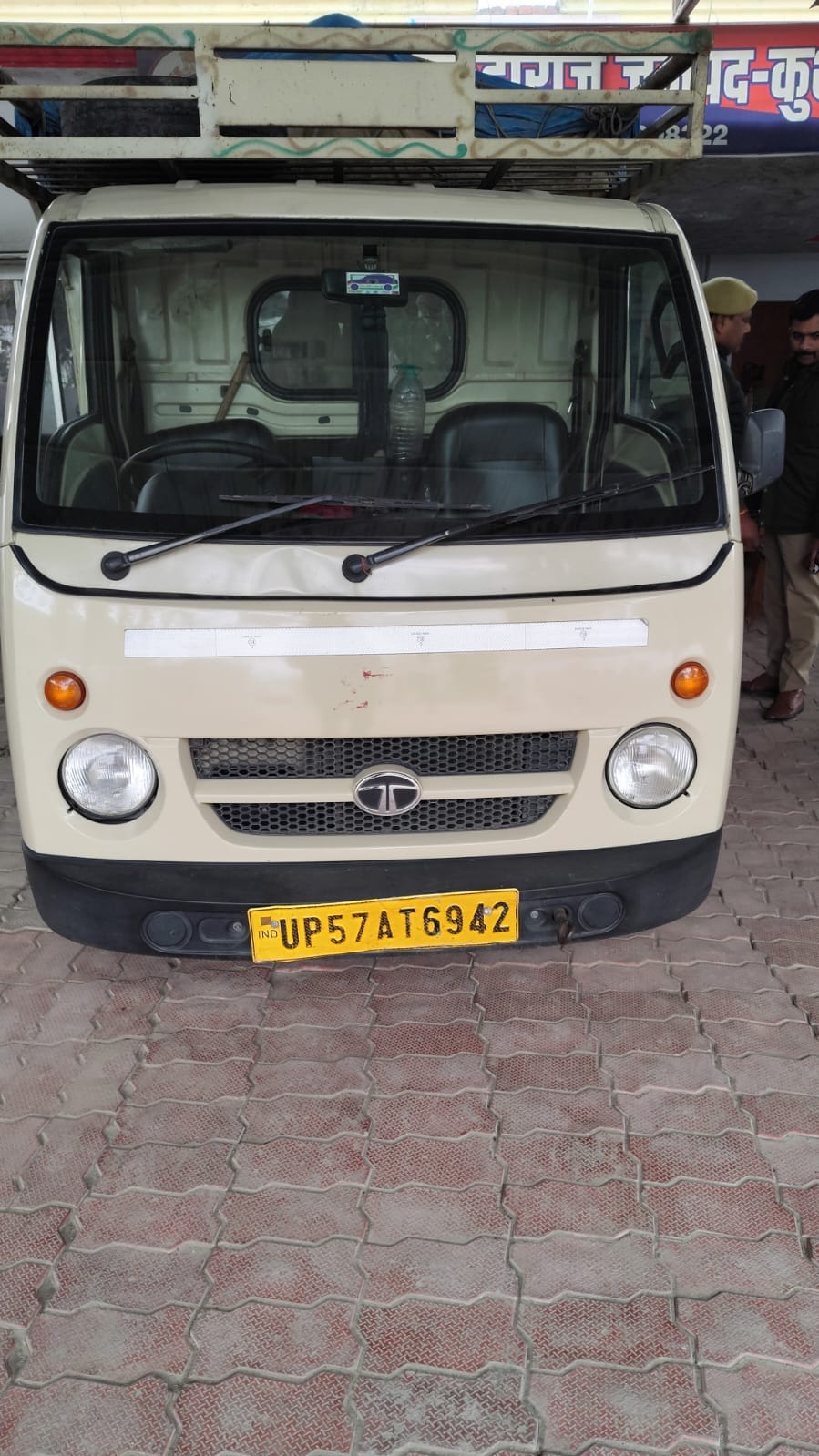 720 bottles of foreign liquor being smuggled to Bihar seized; smugglers escaped.