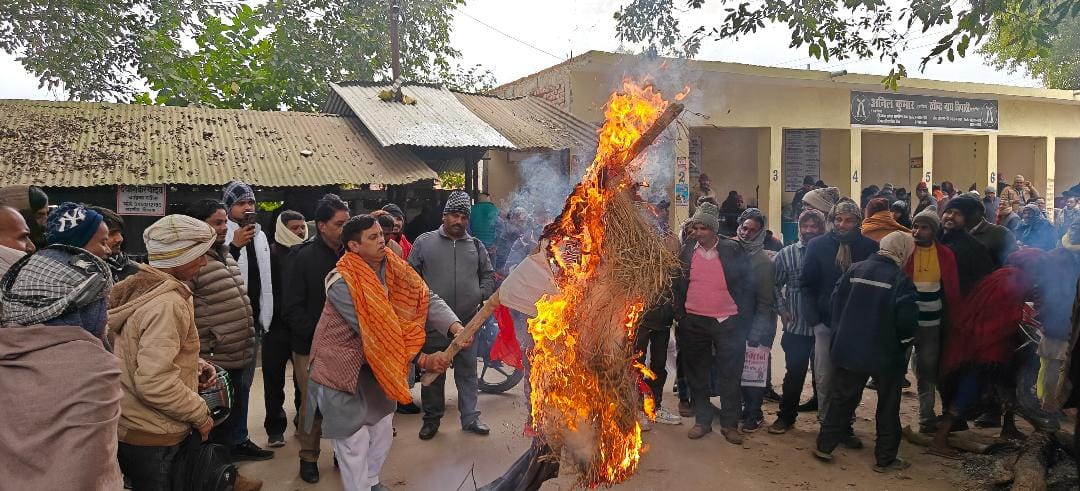 Advocate burns effigy of sub-registrar