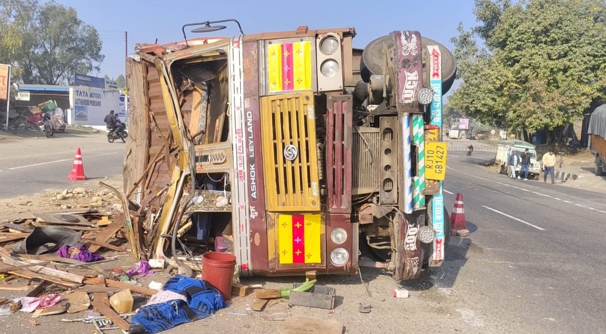 Truck overturns at Ranchi Mod, driver injured