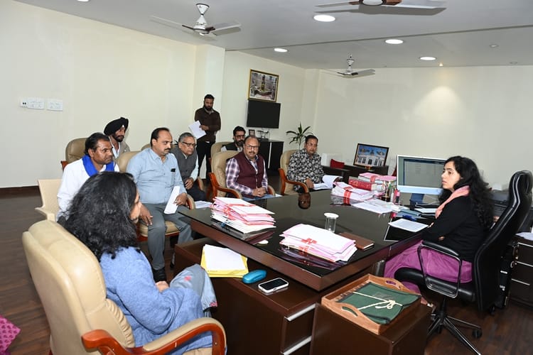 Ratlam News: SIR के तहत जिले में 49 हजार से ज्यादा मतदाताओं के नाम कटे, रतलाम सिटी में सबसे अधिक कटौती