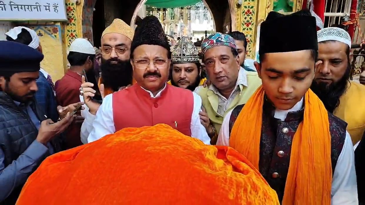 Ajmer News: Defence Minister Rajnath Singh offers a chadar at Urs of Khwaja Garib Nawaz, prays for peace