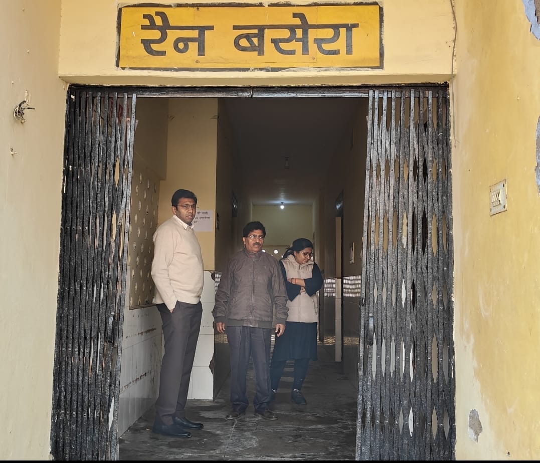 The District Magistrate found the night shelter at the district hospital locked and ordered it to be opened immediately.