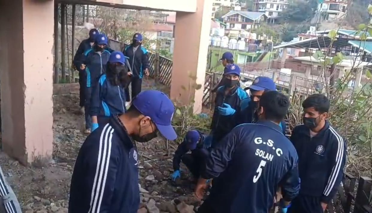Volunteers from Sanskrit College cleaned Punjvilla School.