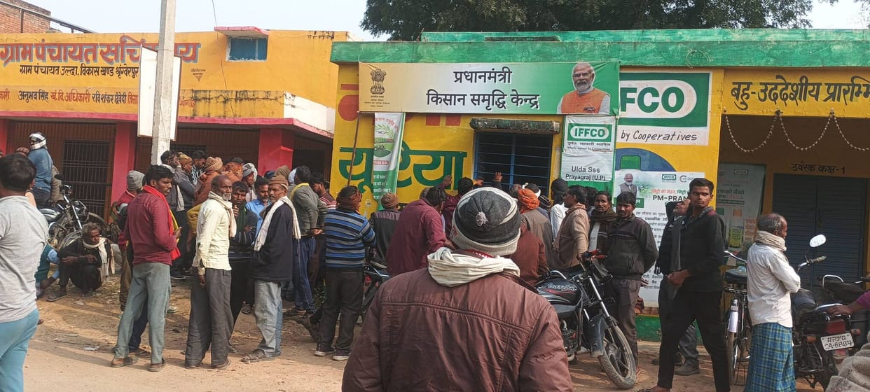 Crowds of farmers gathered at the Ulda cooperative society for urea until late in the evening.