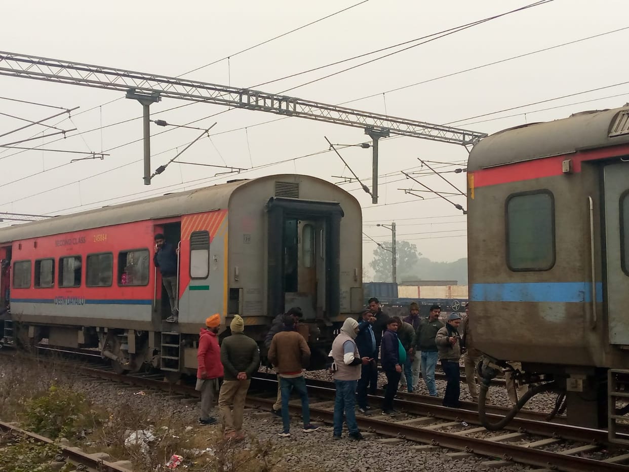 Farakka Express was stopped for two hours due to breakage of coupling at Zafarabad.