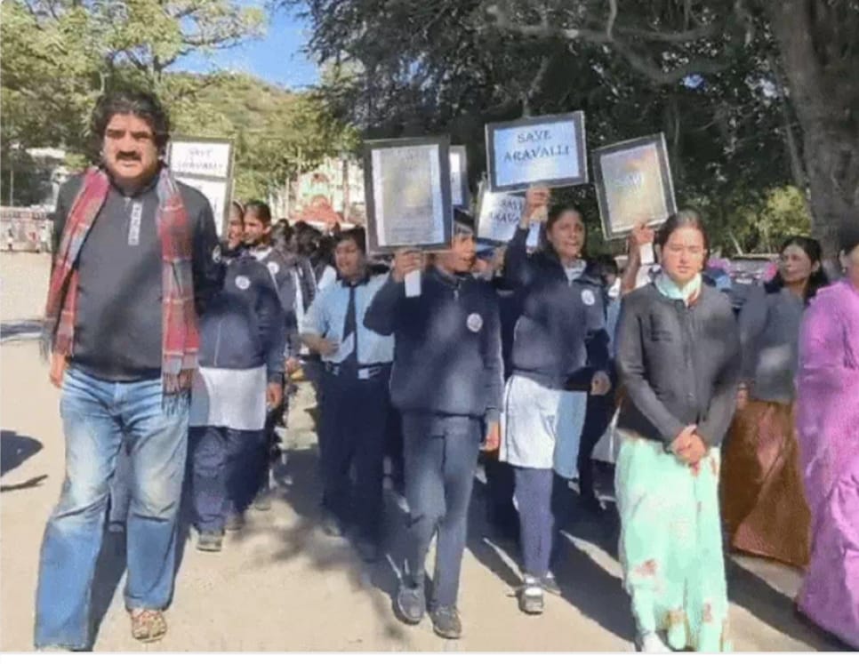 उदयपुर में अरावली बचाने सड़कों पर उतरे बच्चे