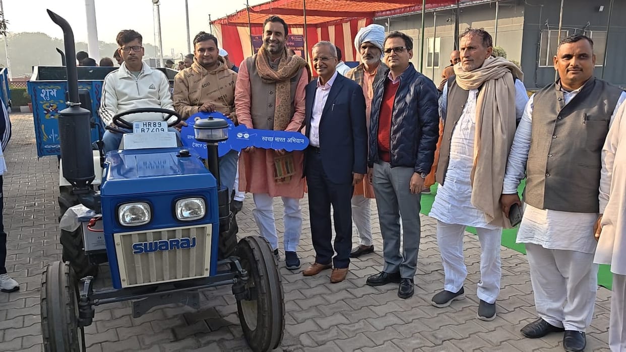 Tractor-trolleys were given to the village panchayats.