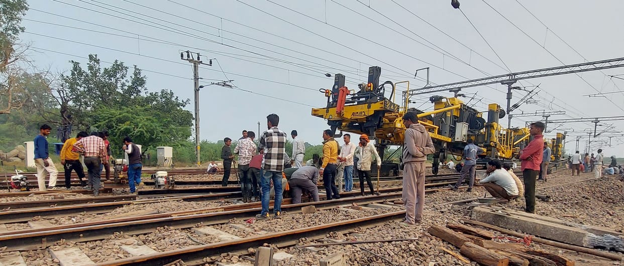 The Delhi-Bathinda railway track will remain blocked for three and a half hours.