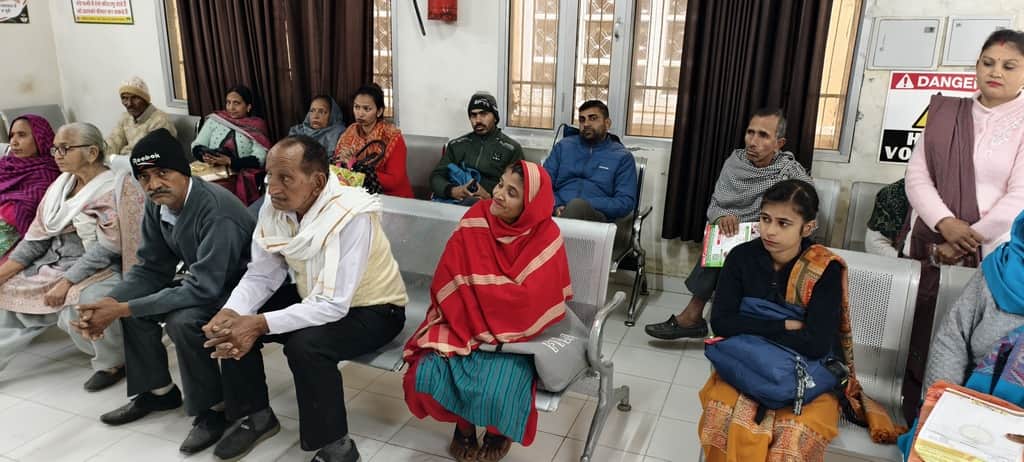 अंब अस्पताल में मंगलवार सुबह उपवार के लिए पहुंचे मरीज। संवाद