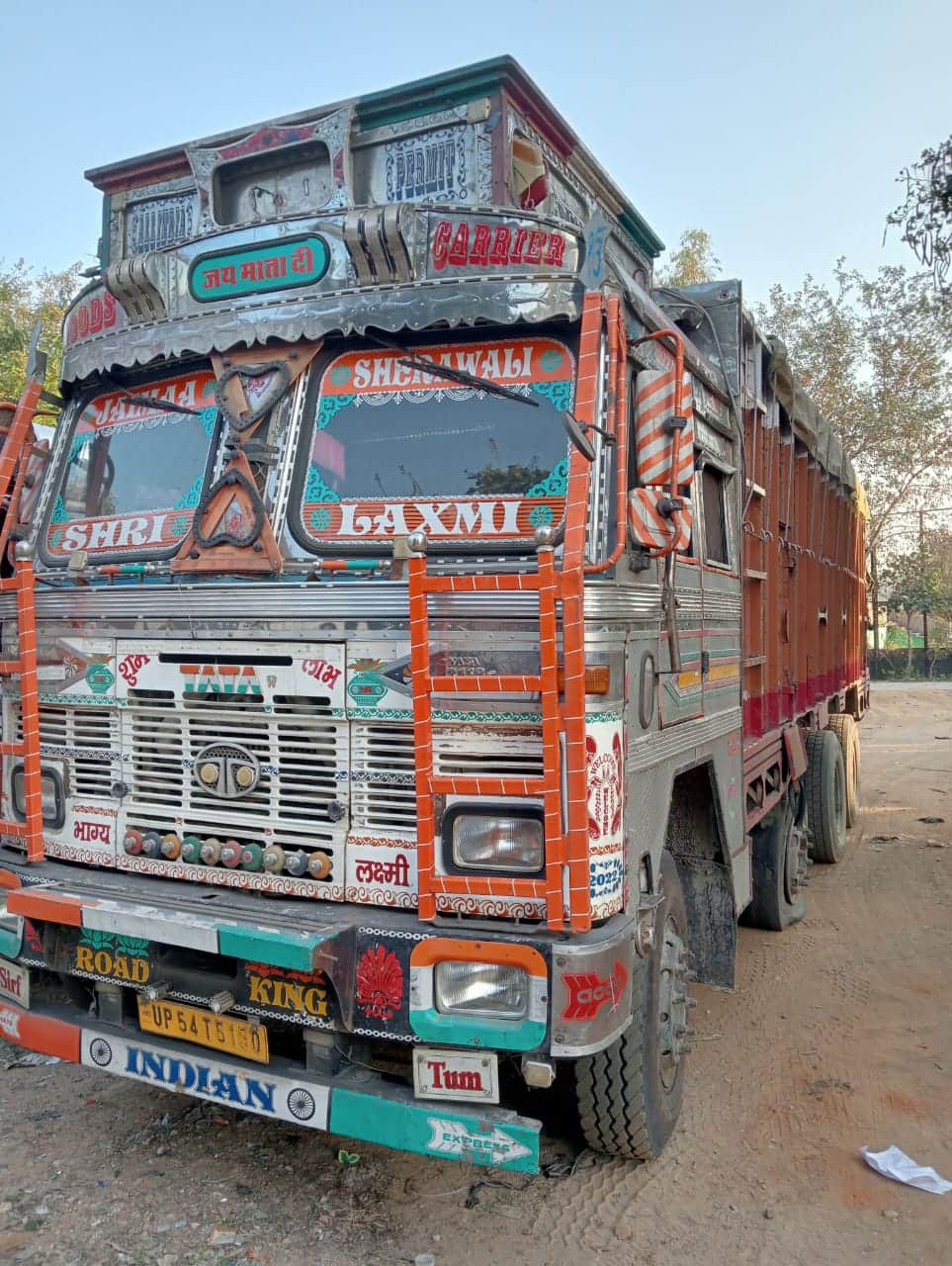 बभनी थाना क्षेत्र में गाजा लदी ट्रक।संवाद