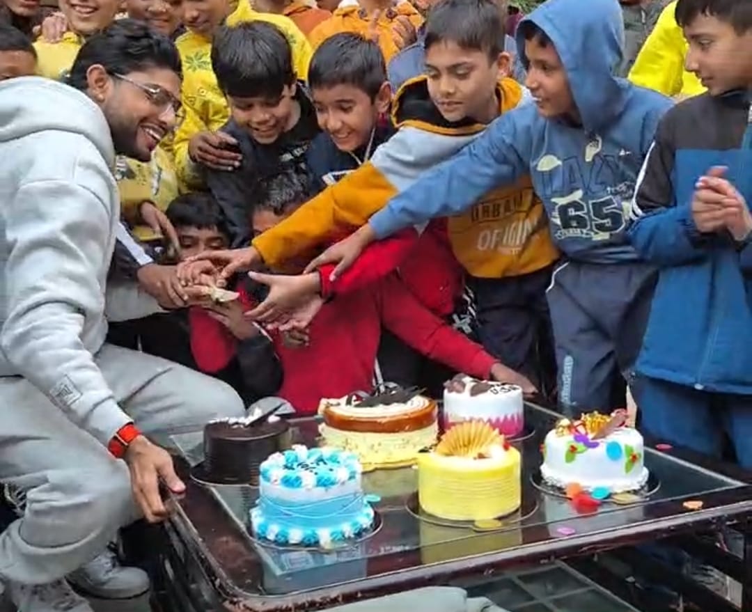 Boxer Nishant Dev reached Karna Stadium, celebrated his birthday with the players