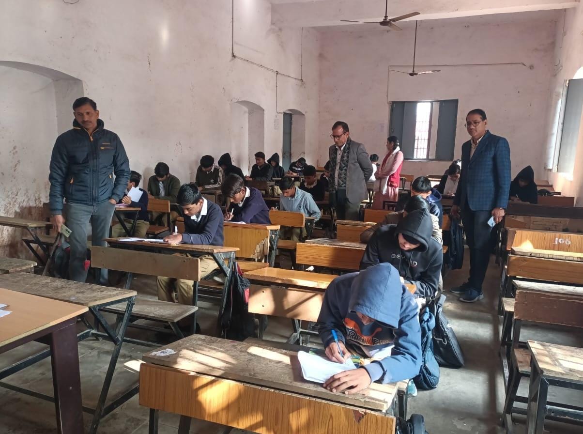 In the first shift, exams were held for 9th grade English and 11th grade Geography.