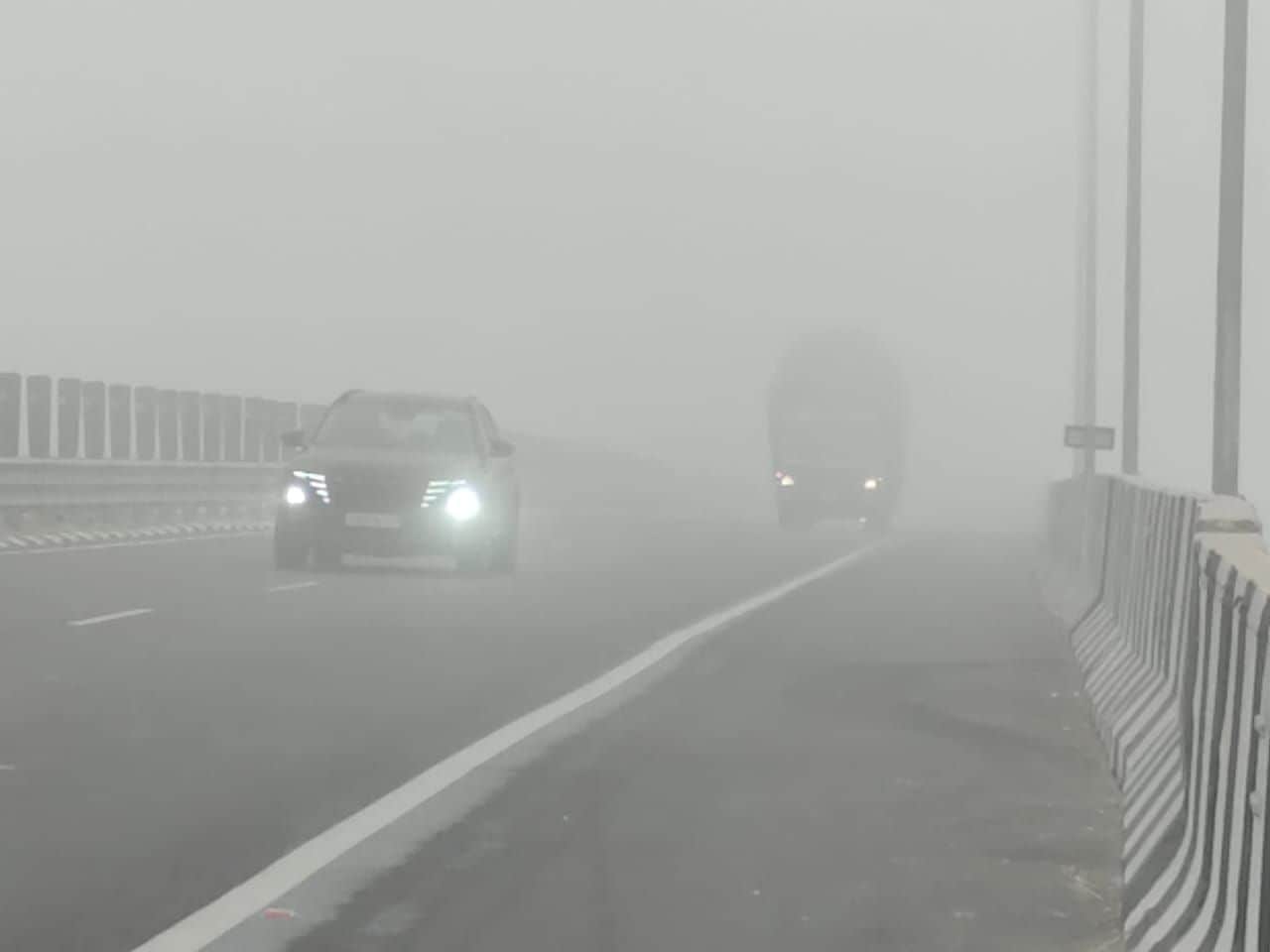 भिवानी हांसी फोरलेन मार्ग पर  सुबह के समय छाई धुंध से गुजरते वाहन।