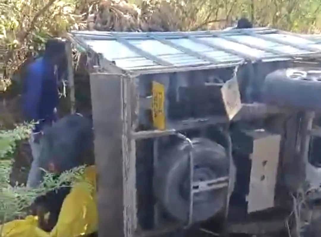बोरदेही मार्ग पर घाट में पलटी पिकअप, हादसे में 31 ग्रामीण घायल