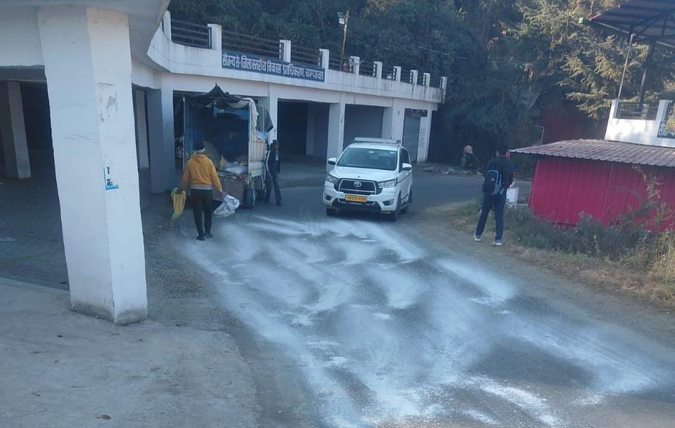 Salt and lime were sprinkled on frost-affected roads.