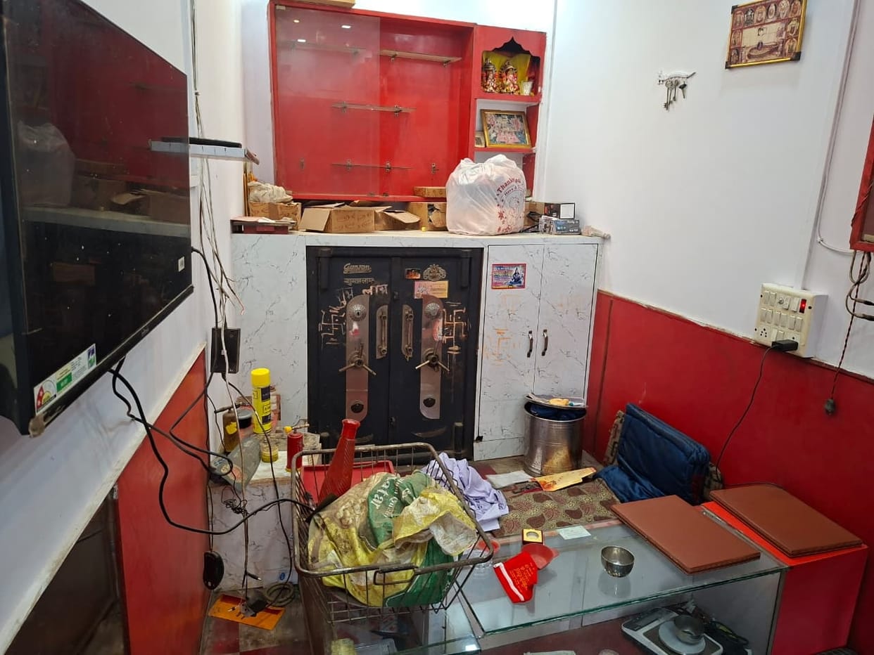 Theft of lakhs by breaking the lock of the silversmith's shop