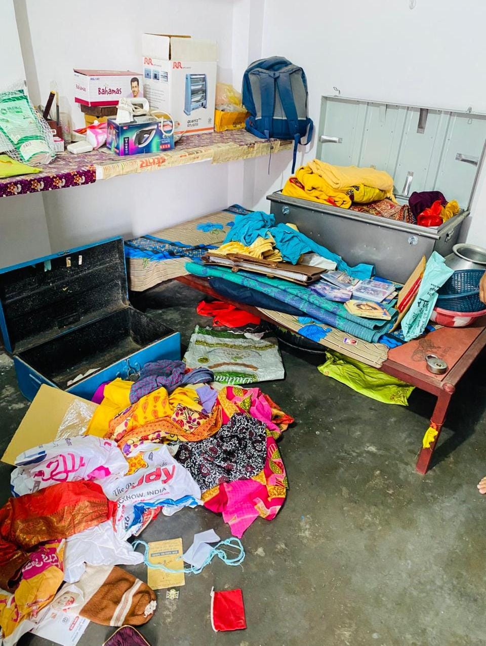Thieves stole goods worth ten lakhs from five houses