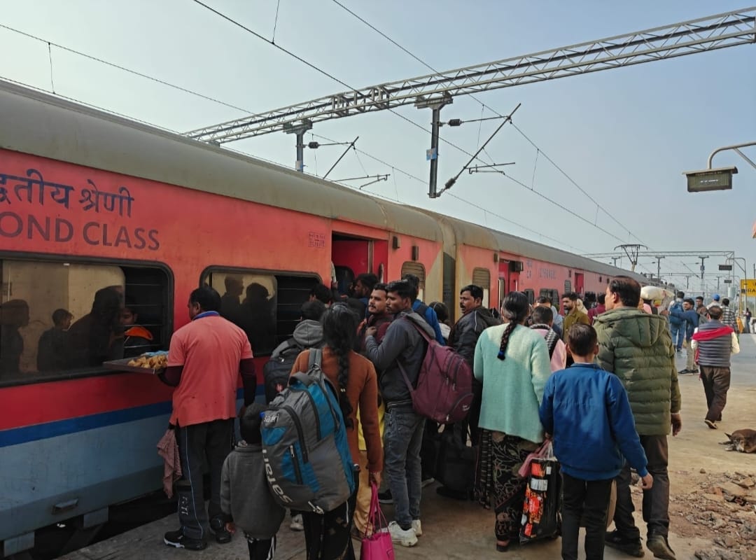 Fog disrupted train schedules, with 18 trains arriving late.