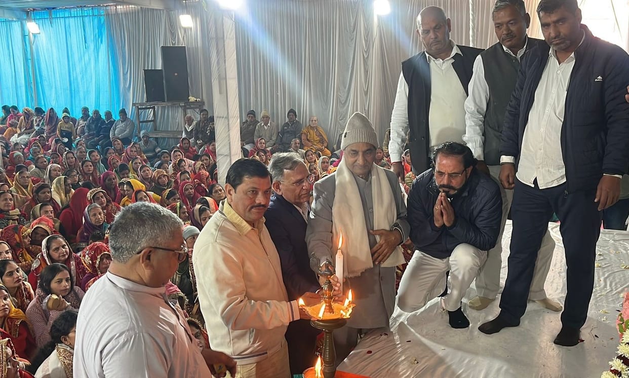 A procession carrying sacred water pots was taken out at the start of the Shrimad Bhagwat Katha.