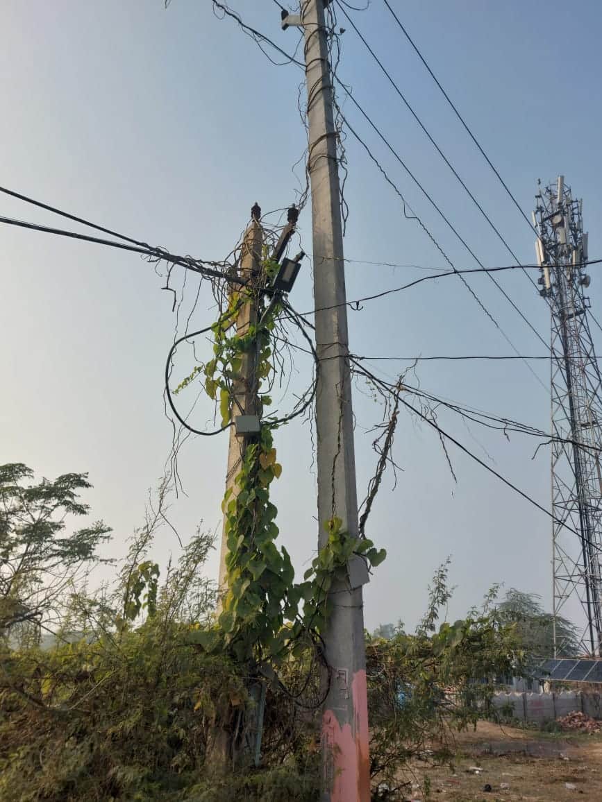 गांव चांग की फिरनी पर बंद पड़ी स्ट्रीट लाइट