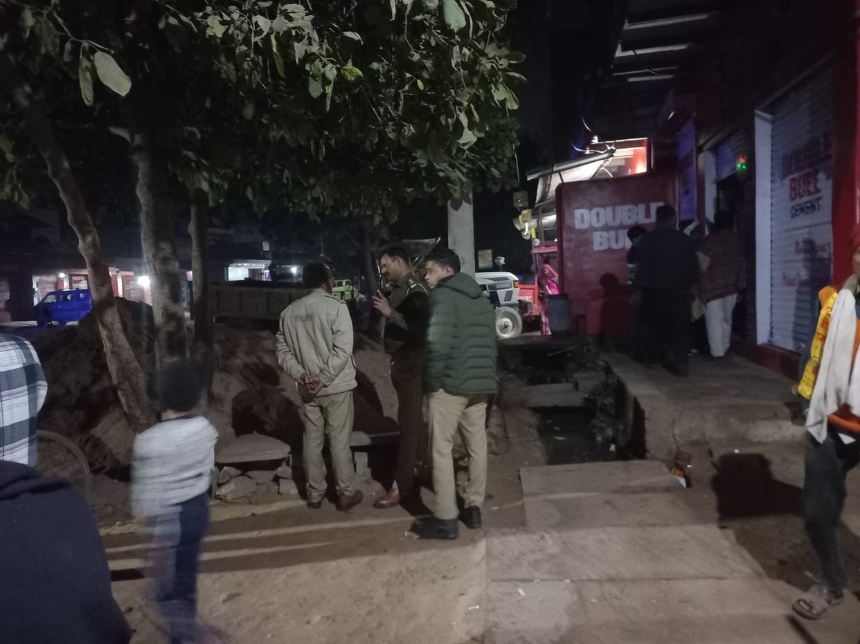 Thieves broke into a house in broad daylight and fled with cash and jewellery worth lakhs.