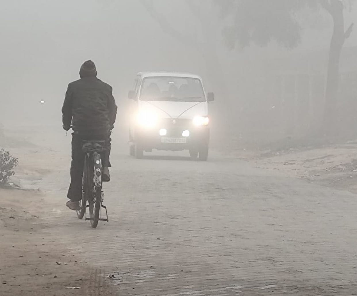 The district remained in the grip of fog, vehicles kept crawling with headlights on.