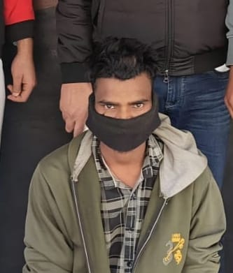 Two criminals, each carrying a reward of five thousand rupees, have been apprehended in connection with the robbery at a Maruti showroom.