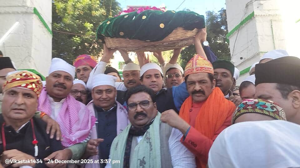 कांग्रेस के राष्ट्रीय अध्यक्ष मल्लिकार्जुन खड़गे की चादर दरगाह में पेश