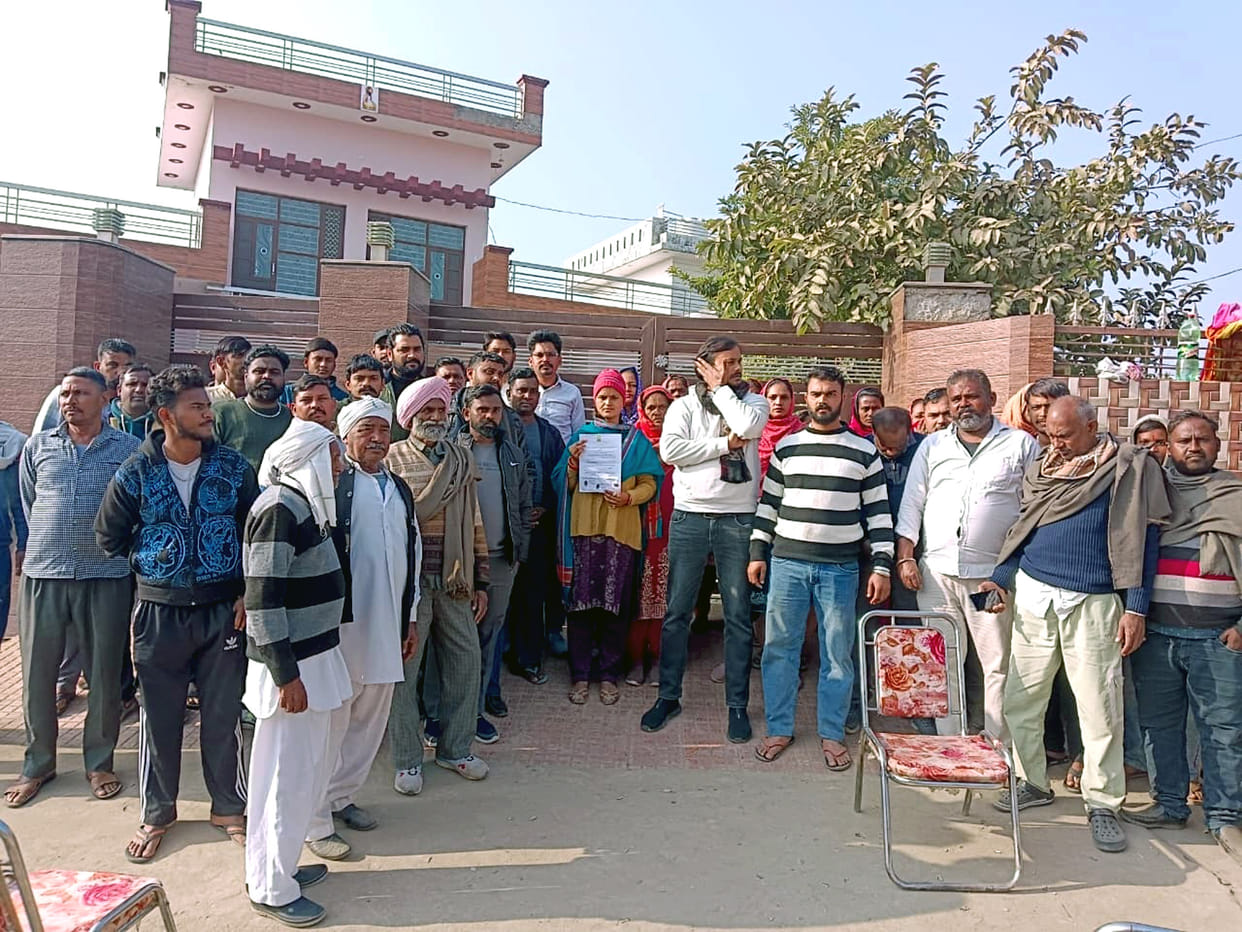 In-laws did not allow to enter the house, the woman entered the house with the help of villagers