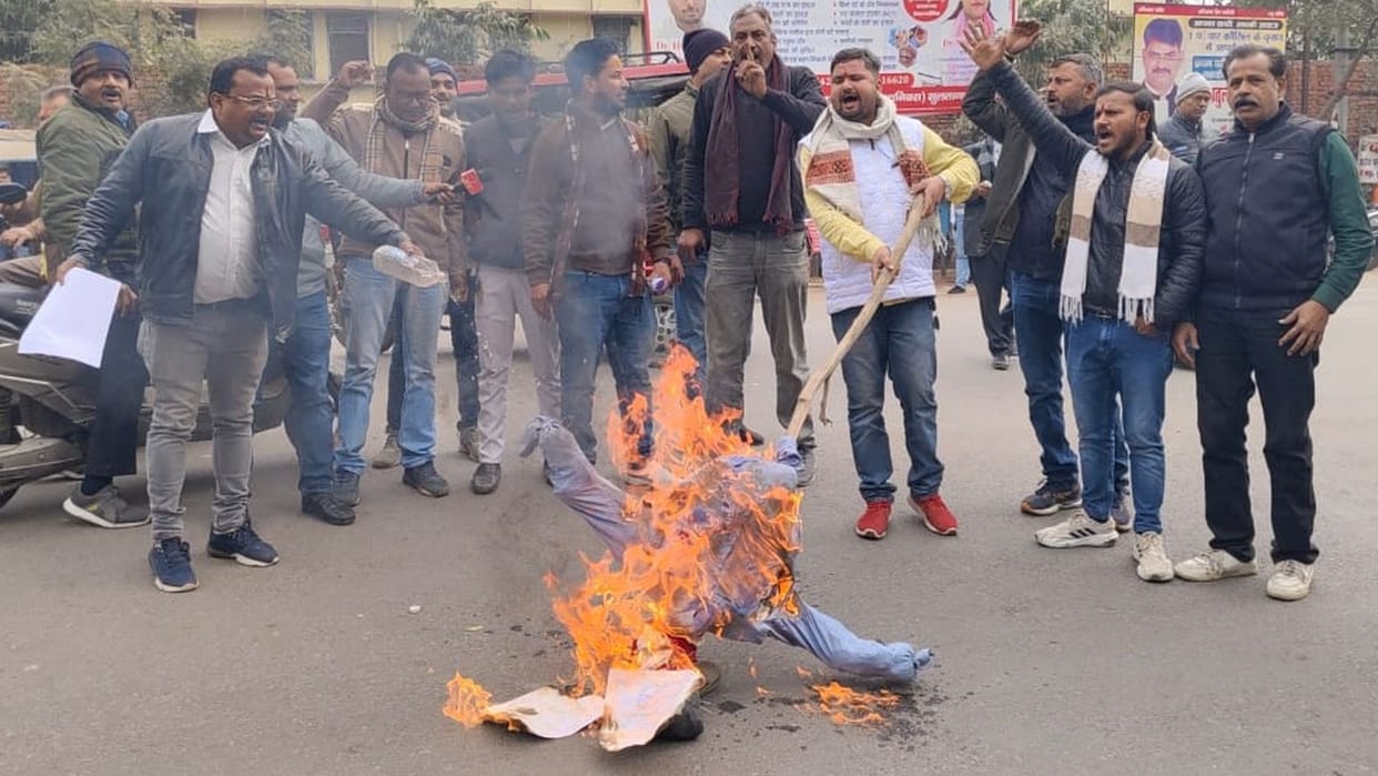 Members of a Hindu organization burn an effigy of the Bangladesh government at the Collectorate gate. Source: Social media