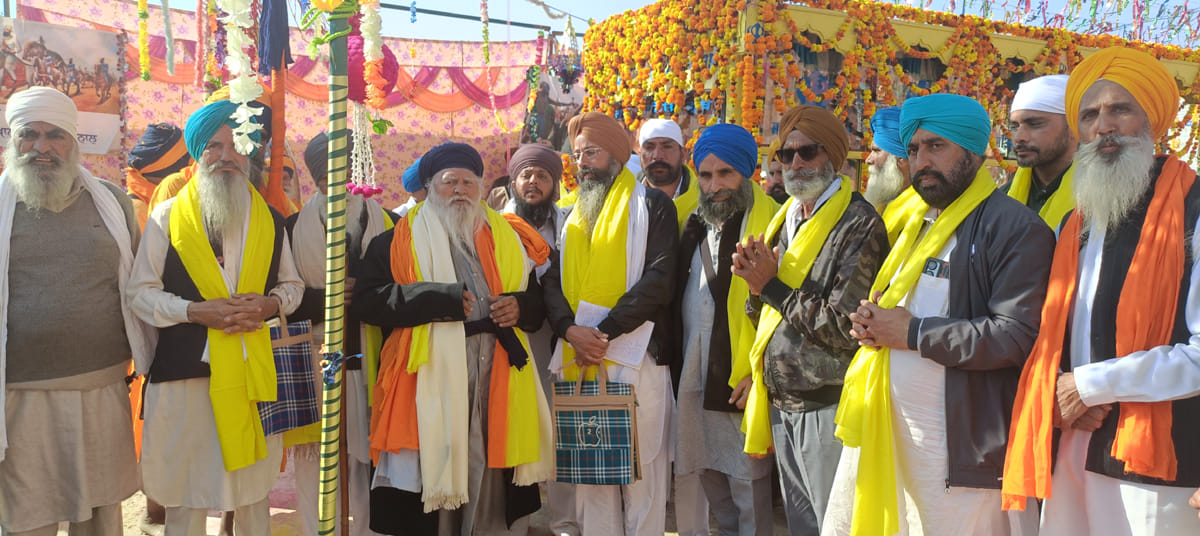 He delighted the congregation by narrating the story of the Guru.