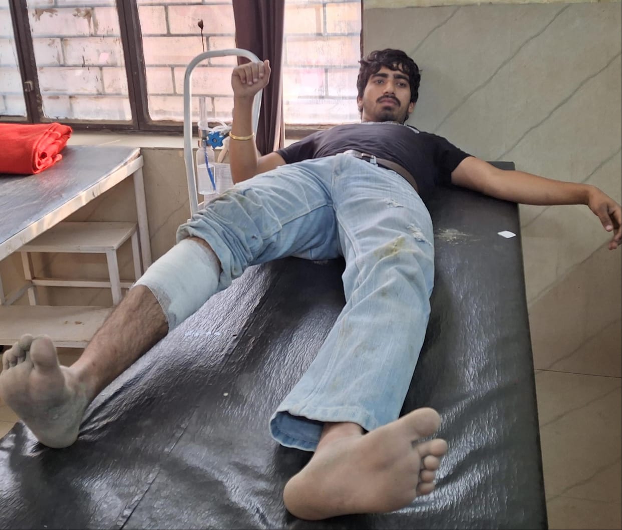 In the encounter, a criminal with a bounty of 25,000 rupees was injured after being shot.