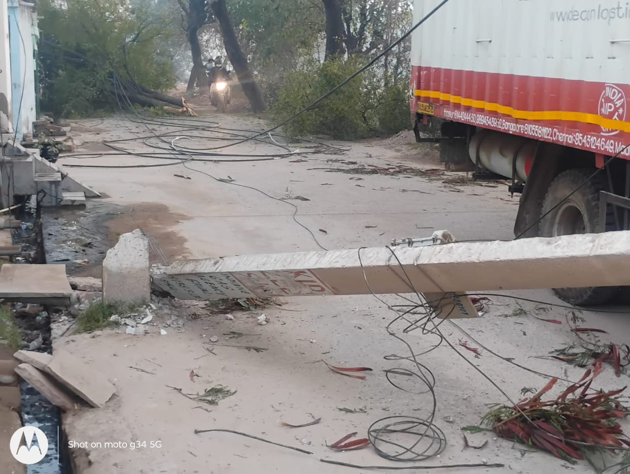 An out-of-control truck collided with and broke four electricity poles, causing a power outage in 150 homes.