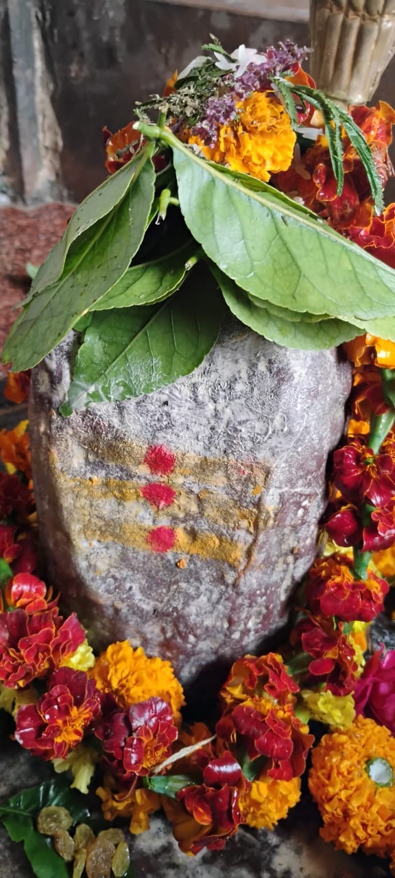 Worshiping the broken Shivalinga of Kaleshwar fulfills one's wishes.