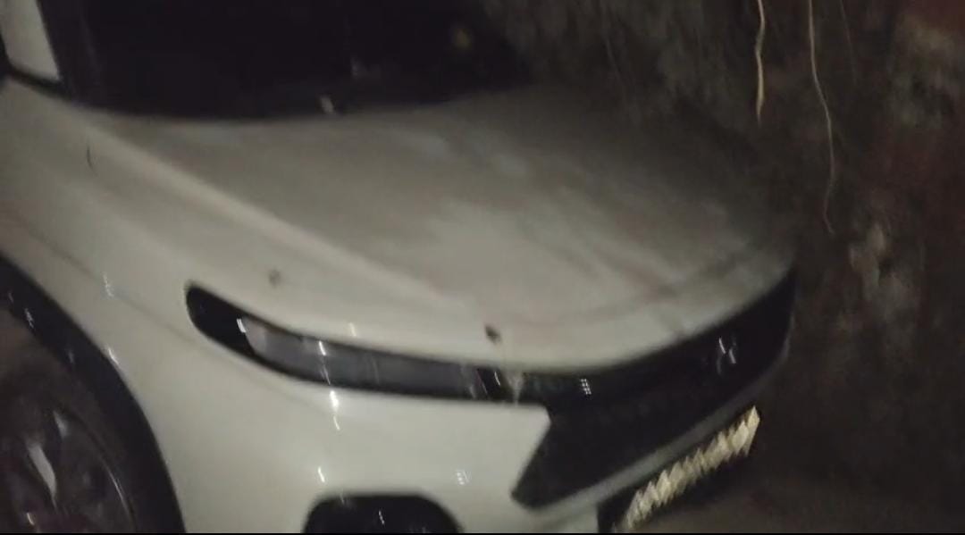 Muzaffarpur Bihar news : uncontrol truck collied car at road side peple caught track driver