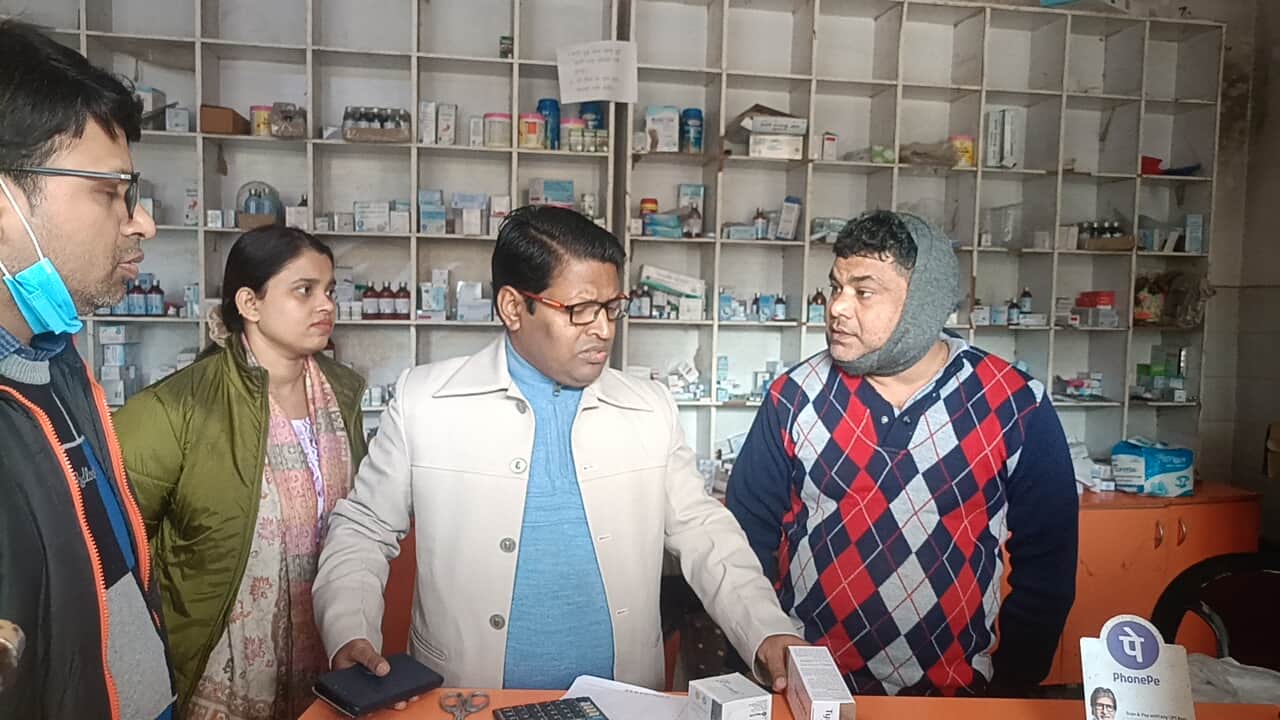 लोढी जिला अस्पताल स्थिति प्रधानमंत्री जन औषधि केंद्र का निरीक्षण करती टीम।स्रोत विभाग