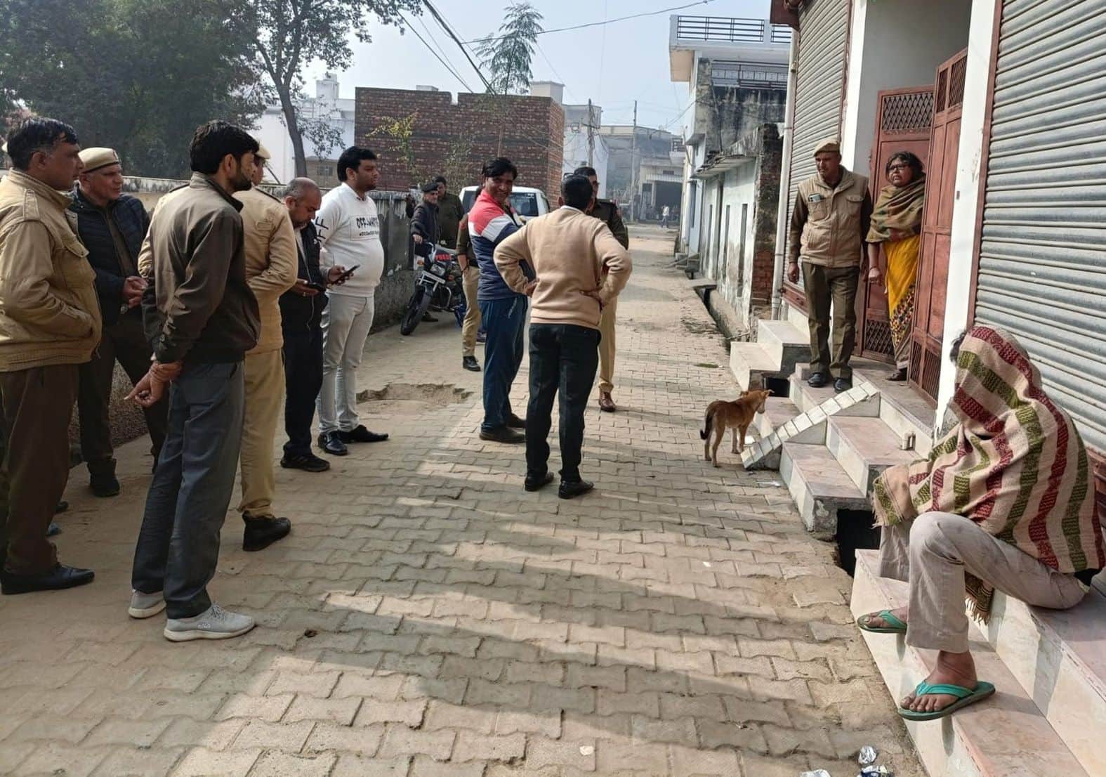   लोहारू की जाट कॉलोनी में महिला के घर के बाहर जांच करती पुलिस टीम।