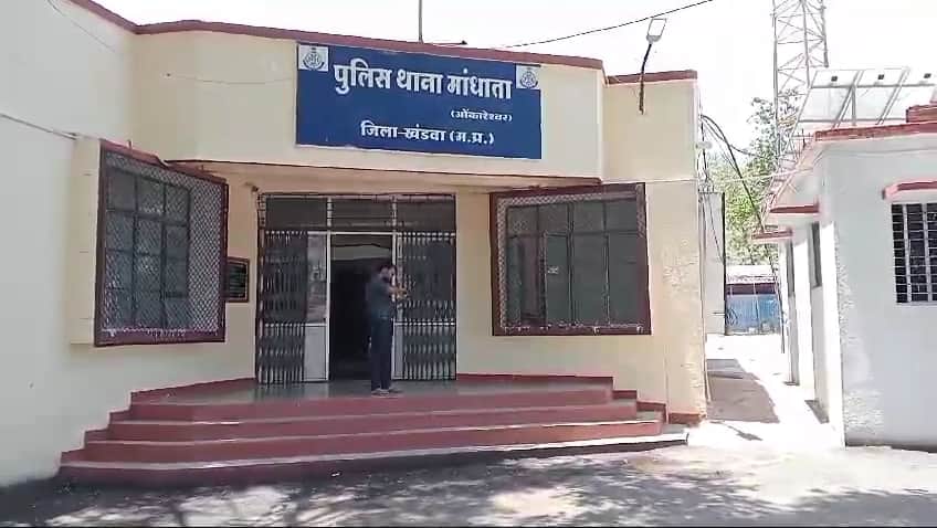 लव मैरिज के बाद पत्नी के वियोग में युवक ने खाया जहर