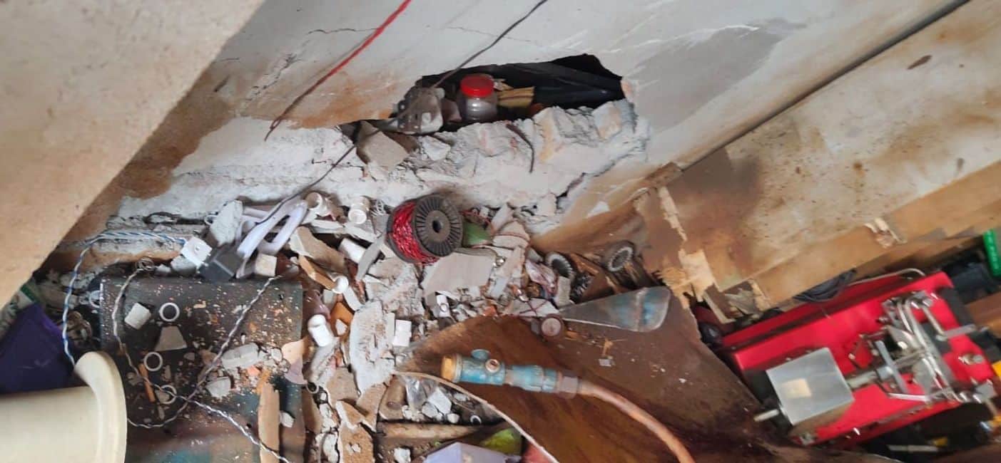 मंढोली कलां गांव में कंप्रेशर फटने से दुकान में बिखरा सामान