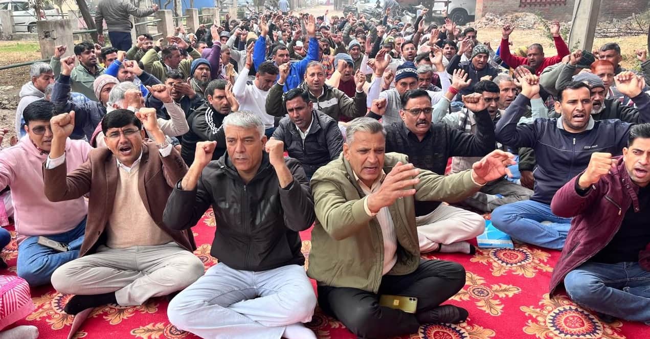 मांगों को लेकर नारेबाजी करते भिवानी व चरखीदादरी के बिजली कर्मचारी।