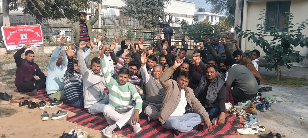 Electricity company employees staged a three-hour protest.