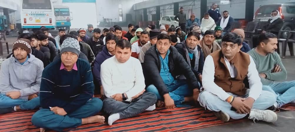 मांगों को लेकर द्वार बैठक करते रोडवेज सांझा मोर्चा के सदस्य।