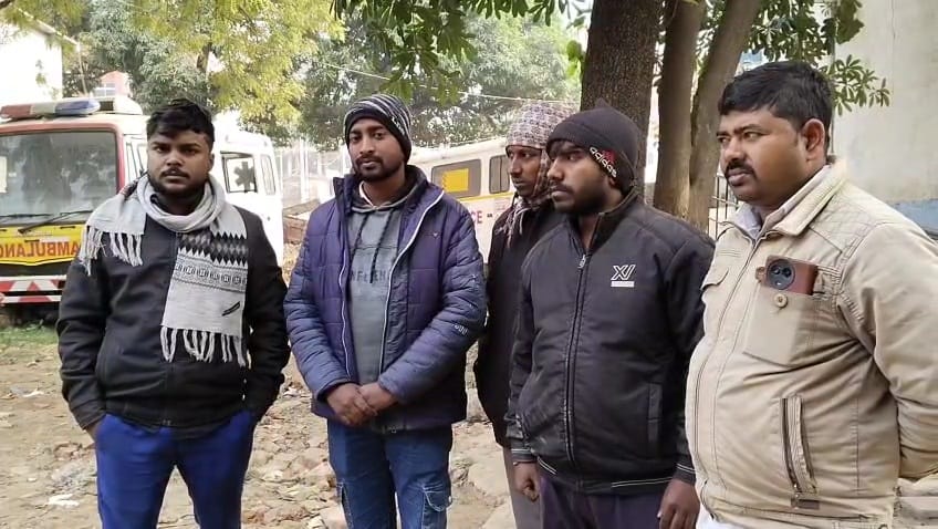 महिला की मौत के बाद शोकाकुल परिजन