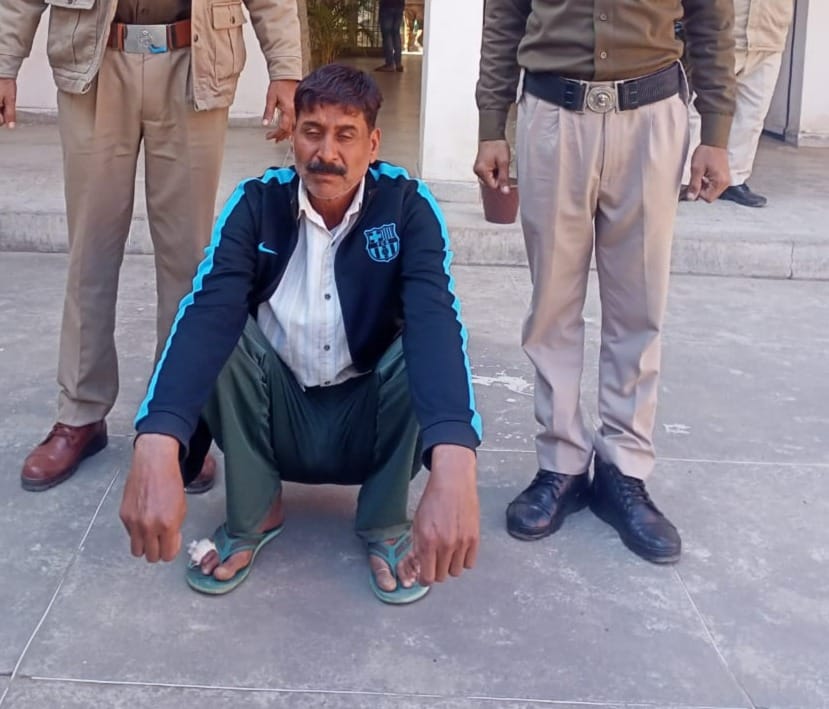 The accused, who had duped a fertilizer-seed seller of Rs 2.25 lakh by posing as an SDO of the Agriculture Department, was arrested.