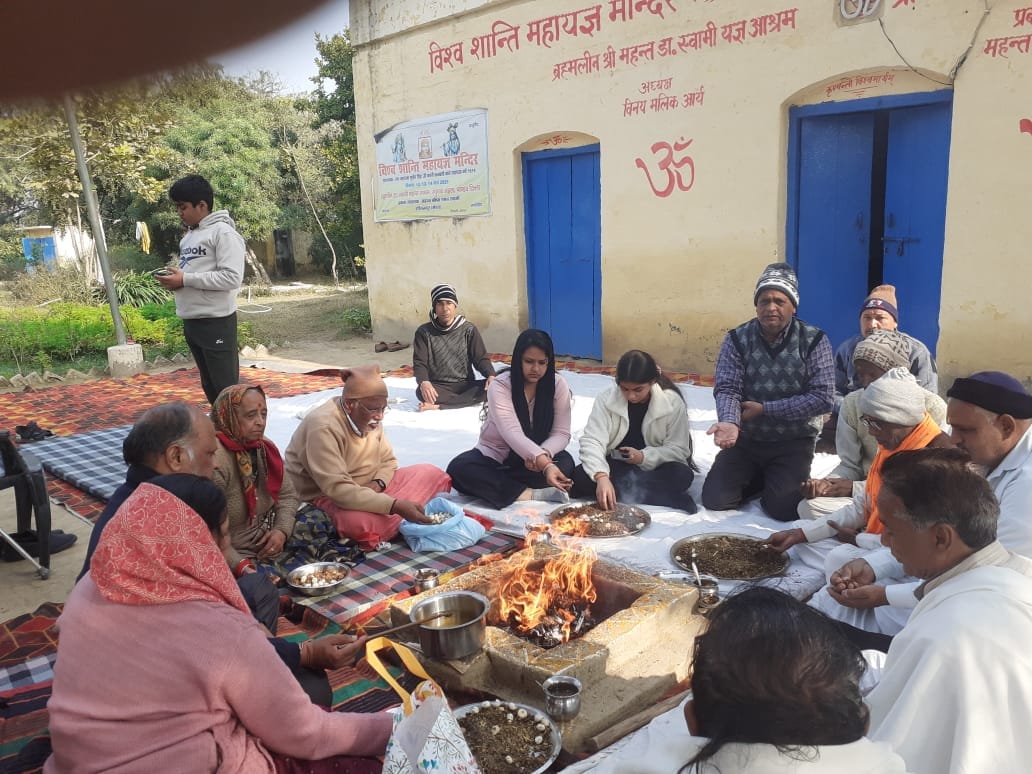 Wishing for world peace by offering sacrifice in the yagya